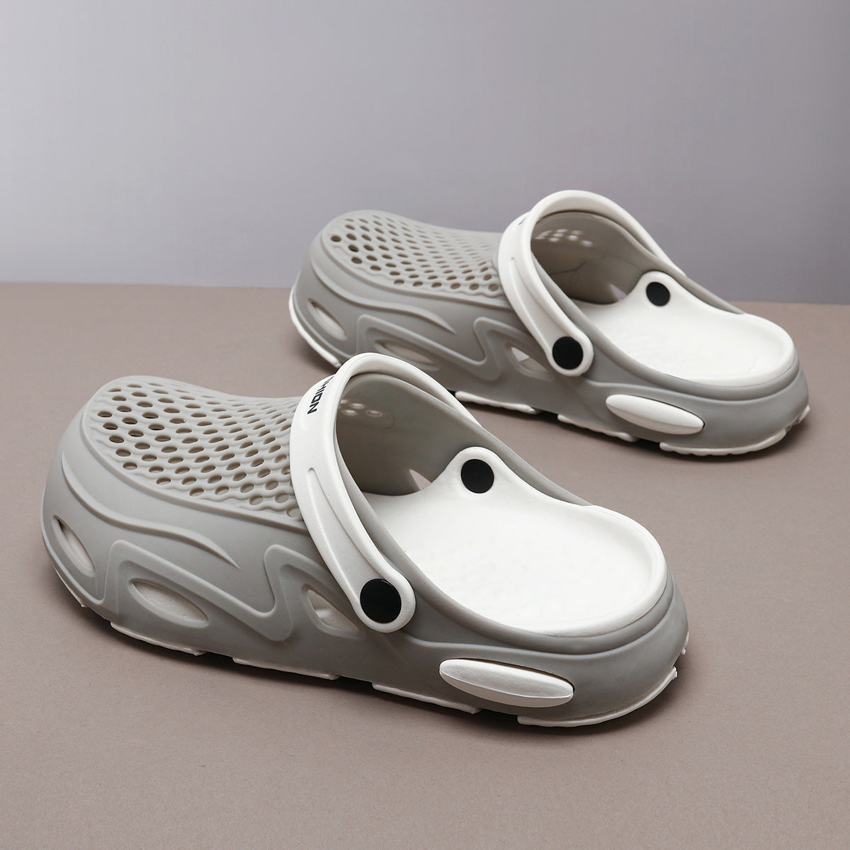 Men's Summer Closed Toe Non-slip Breathable Beach Slippers (Available)