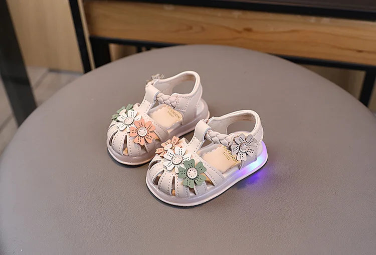 New Fashion LED Light Kid Shoes Simple Versatile Retro Girl Shoe Princess Flower Lightweight  Elegant Kid Sandals