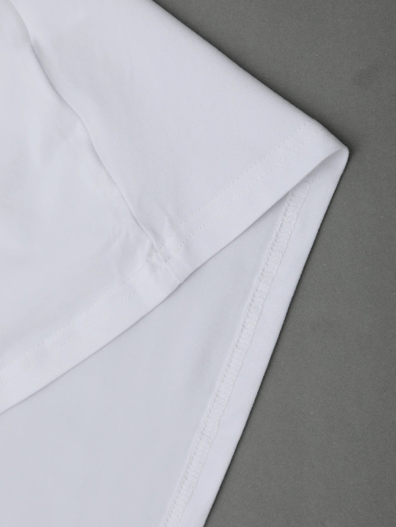 Long-sleeve T-shirt, casual streetwear, basic style, essential for spring/fall. Soft and comfortable fabric. Suitable for use